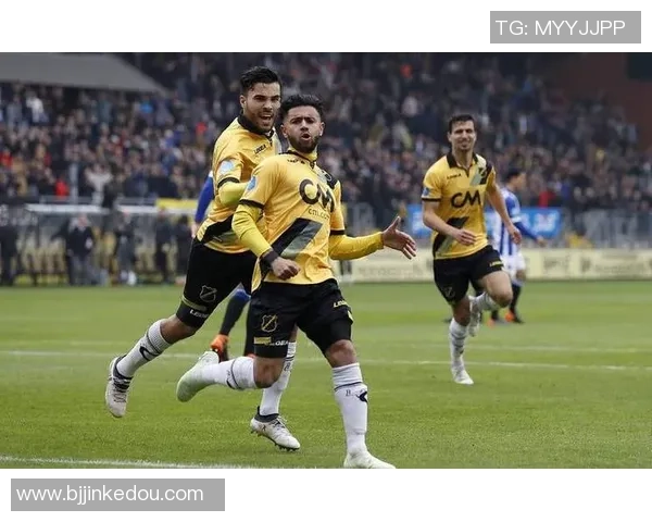 鹿特丹斯巴达主场迎战阿尔梅球队争夺胜利的激烈对决